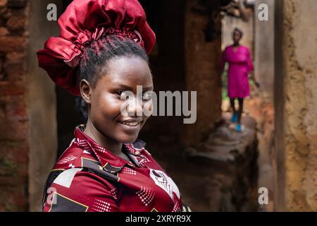 Einheimische Frau mit traditionellem Hut in Kampala, Uganda. Stockfoto