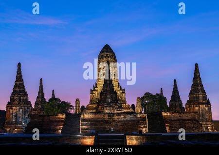 Blick über den historischen Tempel, bekannt als Wat Chaiwattanaram, bei Sonnenuntergang in Ayutthaya, Thailand Stockfoto