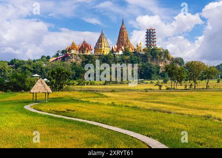 Blick über den chinesischen Tempel, bekannt als Wat Tham Sua, in Kanchanaburi Thailand. Er ist auch als Tiger Cave Temple bekannt. Stockfoto