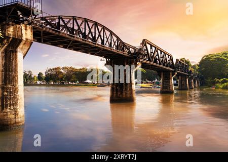 Kwai Brücke auf dem Fluss Kwai bei Sonnenuntergang in Kanchanaburi, Thailand Stockfoto