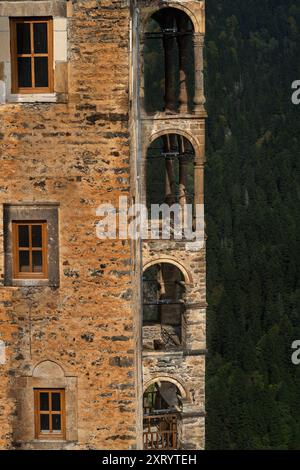 Fenster und Balkone des Klosters Sumela in Trabzon, Türkei Stockfoto