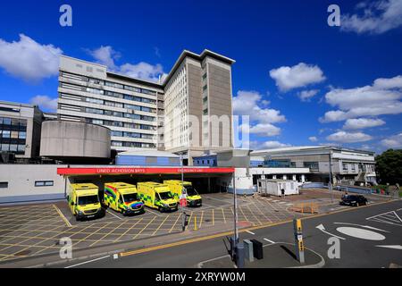 Krankenwagen parkten in der Notaufnahme, University Hospital of Wales, Heath Park, Cardiff. Südwales. Vom August 2024 Stockfoto