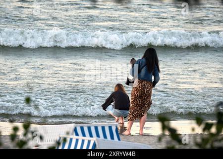 12.08.2024 Uhr Strand von Binz auf der Insel Rügen in Mecklenburg-Vorpommern Beobachten Sie zwei junge Frauen die Wellen und genießen die Abendsonne. Der Ort ist das größte Seebad auf der Insel. Binz ist das größte Seebad auf der Insel Rügen. Die Gemeinde gehört zum Landkreis Vorpommern-Rügen in Mecklenburg-Vorpommern. Das Ostseebad trägt seinen Titel seit 1885 und ist Anziehungspunkt und Urlaubsort für alle, die Natur, Strand und Entspannung lieben. Binz Ostsee Mecklenburg-Vorpommern Deutschland *** 12 08 2024 am Strand von Binz auf der Insel Rügen in Mecklenburg Vorpommern waren zwei junge Frauen Stockfoto