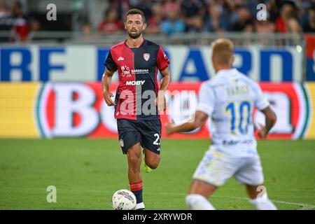 Cagliari, Italien. August 2024. Cagliaris Abwehrspieler Mateusz Wieteska spielte am Montag, den 12. August 2024, beim italienischen Fußballspiel zwischen Cagliari Calcio und Carrarese im Unipol Domus in Cagliari, Sardinien. Sport - Fußball (Foto: Gianluca Zuddas/Lapresse) Credit: LaPresse/Alamy Live News Stockfoto