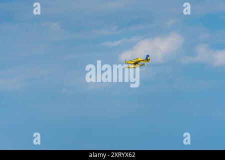 Gelbwasserflugzeug in Aktion: Schutz- und Rettungsmission. In der Luft. Blauer Himmel, mit Wolken. Negativer Raum. Republik Mazedonien Stockfoto