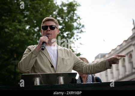 London, Großbritannien. August 2024. Eddie Dempsey, stellvertretender Generalsekretär der gewerkschaft Rail, Maritime and Transport Workers (RMT), wendet sich an palästinensische Anhänger, die in Whitehall, London, gegenüber dem Wohnsitz des britischen Premierministers Keir Starmer protestieren, nachdem die israelischen Bombenangriffe auf die al-Tabin-Schule in Gaza Dutzende getötet und viele weitere verletzt haben. Die Schule unterhielt Flüchtlinge, die vor früheren israelischen Angriffen flohen. Die Kundgebung rief Großbritannien dazu auf, die Bewaffnung Israels einzustellen und einen sofortigen Waffenstillstand zu fordern. Quelle: Ron Fassbender/Alamy Live News Stockfoto