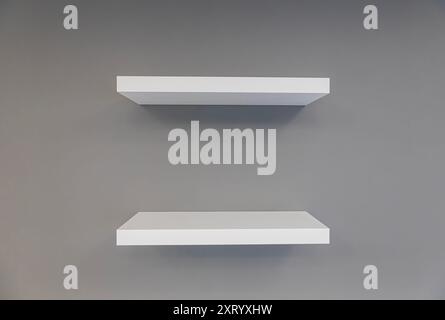Zwei leere Bücherregale an der Wand. Ein Designkonzept für Ihr Zimmer. Stockfoto