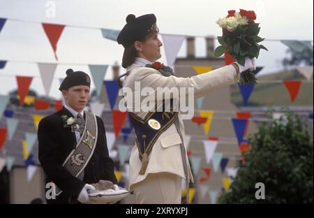 Mischung der Rosen-Zeremonie im Braw Lass und Braw Lad Meeting Galashiels Selkirkshire Schottland. Das jährliche Riding of the Parish grenzt jedes Jahr am 30. Juni 1992 1990 in Großbritannien HOMER SYKES Stockfoto