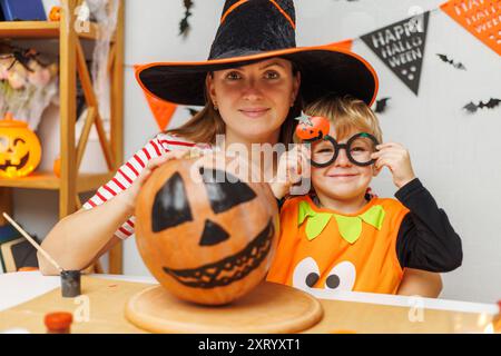 Familie dekoriert Halloween Kürbis zusammen Stockfoto