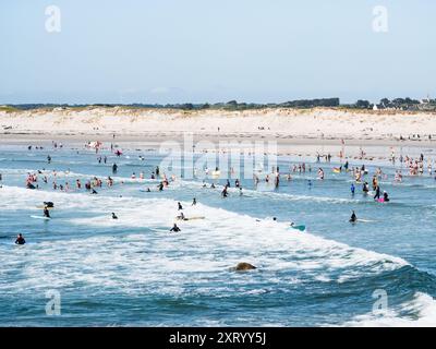 Strand La Torche, Frankreich; 9. August 2024: Strand La Torche. Badegäste und Surfer. Bretagne, Frankreich Stockfoto