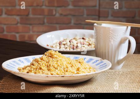 Hausgemachte Erdnussbrüchig in einem alten Gericht. Stockfoto