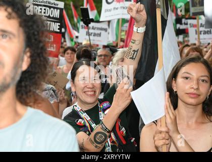 LONDON, ENGLAND: 12. August 2024: Hunderte von Demonstranten protestieren gegen das Ende des Massakers in Gaza und den Völkermord an den Palästinensern Proteste gegen den israelischen Luftangriff auf die Waffenlieferungen einer palästinensischen Schule durch die USA haben mehr als 100 Menschen getötet. Quelle: Siehe Li/Picture Capital/Alamy Live News Stockfoto