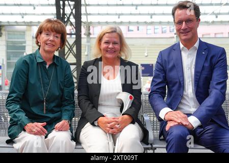 Empfang der Deutschen Olympia Mannschaft 2024 in Köln Henriette Reker gemeinsam mit Nancy Faeser und Hendrik Wuest auf einer Bank am Bahnsteig vor dem Empfang der Deutschen Olympia Mannschaft 2024 am Köln Hauptbahnhof, Köln, 12.08.2024 Köln Nordrhein-Westfalen Deutschland *** Empfang der Deutschen Olympiameisterschaft 2024 in Köln Henriette Reker zusammen mit Nancy Faeser und Hendrik Wuest auf einer Bank auf dem Bahnsteig vor dem Empfang der Deutschen Olympiameisterschaft 2024 im Kölner Hauptbahnhof, Köln, 12 08 2024 Köln Nordrhein-Westfalen Deutschland Stockfoto
