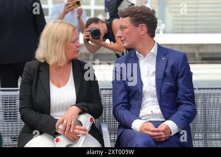 Empfang der Deutschen Olympia Mannschaft 2024 in Köln Innenministerin Nancy Faeser sitzt gemeinsam mit NRW Ministerpraesident Hendrik Wuest auf einer Bank und wartet auf den Empfang der Deutschen Olympia Mannschaft 2024 am Köln Hauptbahnhof, Köln, 12.08.2024 Köln Nordrhein-Westfalen Deutschland *** Empfang der Deutschen Olympiamannschaft 2024 in Köln Innenministerin Nancy Faeser sitzt mit NRW-Ministerpräsident Hendrik Wuest auf einer Bank und wartet auf den Empfang der Deutschen Olympiamannschaft 2024 im Kölner Hauptbahnhof, Köln, 12 08 2024 Köln Nordrhein-Westfalen Deutschland Stockfoto