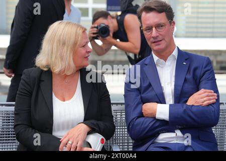 Empfang der Deutschen Olympia Mannschaft 2024 in Köln Innenministerin Nancy Faeser sitzt gemeinsam mit NRW Ministerpraesident Hendrik Wuest auf einer Bank und wartet auf den Empfang der Deutschen Olympia Mannschaft 2024 am Köln Hauptbahnhof, Köln, 12.08.2024 Köln Nordrhein-Westfalen Deutschland *** Empfang der Deutschen Olympiamannschaft 2024 in Köln Innenministerin Nancy Faeser sitzt mit NRW-Ministerpräsident Hendrik Wuest auf einer Bank und wartet auf den Empfang der Deutschen Olympiamannschaft 2024 im Kölner Hauptbahnhof, Köln, 12 08 2024 Köln Nordrhein-Westfalen Deutschland Stockfoto