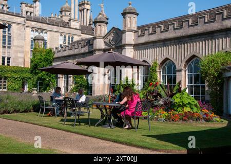 Stamford, Großbritannien. August 2024. Während des Medientages vor der Veranstaltung vor den Defender Burghley Horse Trials 2024 auf dem Gelände von Burghley House in Stamford, Lincolnshire, England, Großbritannien, wurden die Fahrer im Rose Garden at Burghley House interviewt. Quelle: Jonathan Clarke/Alamy Live News Stockfoto