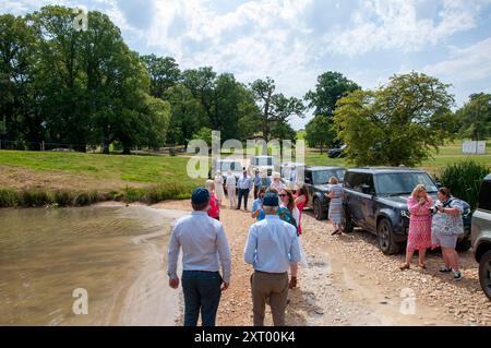 Stamford, Großbritannien. August 2024. Mitglieder der Medien am Lion Bridge Fence während des Medientages vor der Veranstaltung vor den Defender Burghley Horse Trials 2024 auf dem Gelände des Burghley House in Stamford, Lincolnshire, England, Großbritannien. Quelle: Jonathan Clarke/Alamy Live News Stockfoto