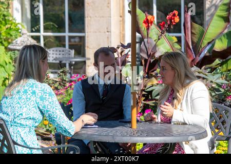 Stamford, Großbritannien. August 2024. Fahrer Tom Rowland wurde während des Media Day vor der Veranstaltung im Vorfeld der Defender Burghley Horse Trials 2024 auf dem Gelände von Burghley House in Stamford, Lincolnshire, England, Großbritannien, interviewt. Quelle: Jonathan Clarke/Alamy Live News Stockfoto