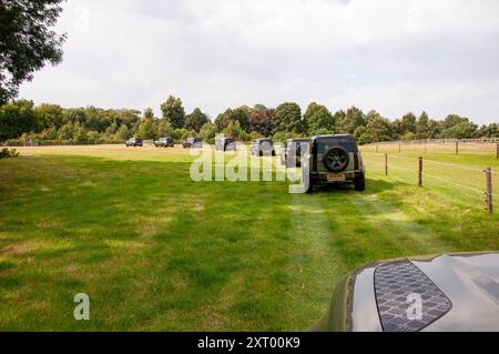 Stamford, Großbritannien. August 2024. Land Rover Defender Fahrzeuge, die Mitglieder der Medien während des Media Day vor der Veranstaltung im Vorfeld der Defender Burghley Horse Trials 2024 auf dem Gelände von Burghley House in Stamford, Lincolnshire, England, Großbritannien transportieren. Quelle: Jonathan Clarke/Alamy Live News Stockfoto