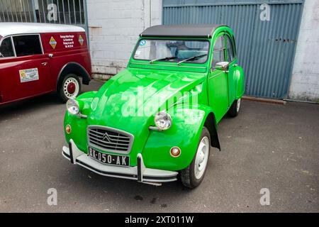 Klassischer grüner Citroen 2CV und Renault Juvaquatre „Dauphinoise“-Kombi vor einer Garage Paizay-le-SEC Frankreich Stockfoto