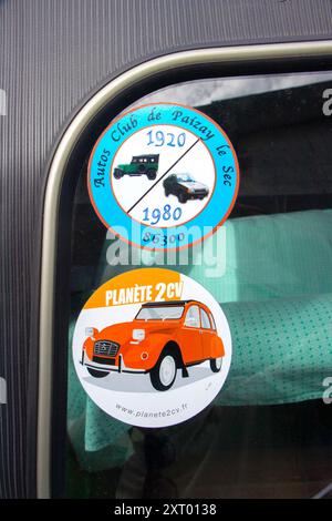 Aufkleber oder Aufkleber klassische grüne Citroen 2CV s vor einer Garage Paizay-le-SEC Frankreich Stockfoto