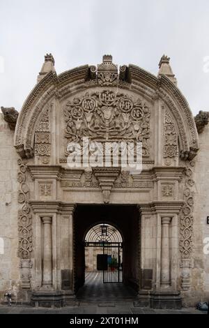 Arequipa, Peru. Januar 2024. Das 1738 fertiggestellte Casa Tristan del Pozo befindet sich in der San Francisco Street, in der Nähe der Plaza de Armas in Arequipa. Stockfoto