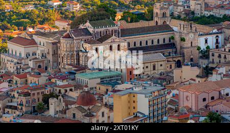 Die Monreale Kathedrale gesehen aus den Bergen, die die Stadt umgeben. Palermo. Italien Stockfoto