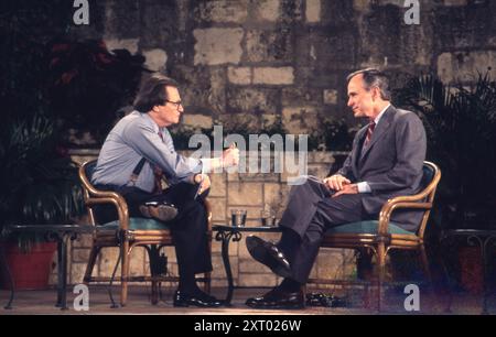 San Antonio Texas USA, 1992: Der Journalist LARRY KING (links) interviewt Präsident George H.W. Bush während seiner Wiederwahlkampagne auf dem Riverwalk in der Innenstadt. ©Bob Daemmrich Stockfoto