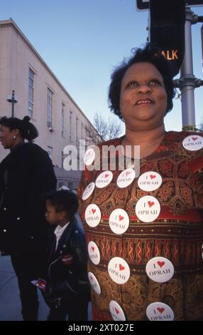 Amarillo Texas USA, 1998: Unterstützer von Oprah Winfrey mit „I Heart Oprah“-Aufklebern steht vor dem Bundesgericht, wo Winfrey wegen Verleumdung texanischer Rindfleischproduzenten vor Gericht steht. ©Bob Daemmrich Stockfoto