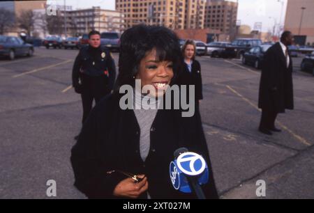 Amarillo Texas USA, 1998: Die Fernsehmoderatorin und Philanthropin OPRAH WINFREY spricht mit der Presse vor dem Bundesgericht, wo sie vor Gericht steht, weil sie die Rindfleischindustrie verunglimpft hat. Sie lebte während des Prozesses sechs Wochen lang in Panhandle. ©Bob Daemmrich Stockfoto