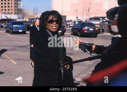 Amarillo Texas USA, 1998: Die Fernsehmoderatorin und Philanthropin OPRAH WINFREY spricht mit der Presse vor dem Bundesgericht, wo sie vor Gericht steht, weil sie die Rindfleischindustrie verunglimpft hat. Sie lebte während des Prozesses sechs Wochen lang in Panhandle. ©Bob Daemmrich Stockfoto