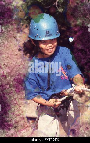 ©1994 das 10-jährige Mädchen lernt, wie man sich an einer Freiluftschule für Stadtkinder im Texas Hill Country auf einer kleinen Klippe abseilt. MODELLVERSION EI-0200-0250 ©Bob Daemmrich Stockfoto