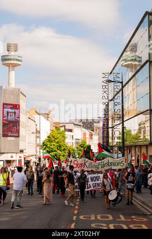 Pro-palästinensische demonstranten marschieren zur Unterstützung des palästinensischen Volkes und gegen die israelischen Angriffe auf Zivilisten und Flüchtlinge. Stockfoto