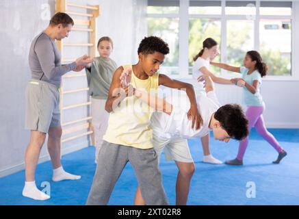 Zwei Jungs üben Selbstverteidigungstechniken Stockfoto