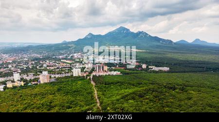 Landschaft von Pjatigorsk, Luftaufnahme der Stadt auf dem Hintergrund des Berges Beshtau, Region Stawropol, Russland. Malerisches Panorama von Pyatigorsk im Mineralwasser Stockfoto