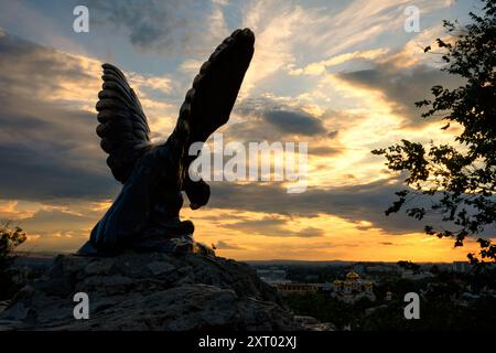 Adlerskulptur wurde 1901 in Pjatigorsk, Region Stavropol, Russland, installiert. Blick auf das Wahrzeichen der Stadt, altes Symbol von Pjatigorsk bei Sonnenuntergang. Bronzestatue auf m Stockfoto