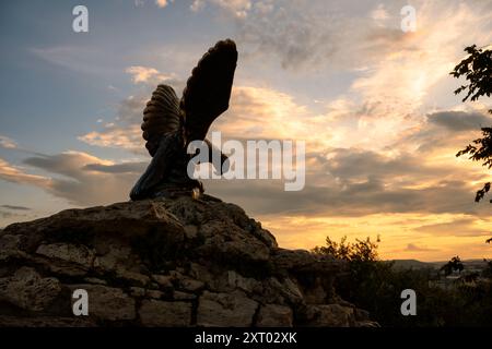 Adlerskulptur wurde 1901 in Pjatigorsk, Region Stavropol, Russland, installiert. Blick auf das Wahrzeichen der Stadt, altes Symbol von Pjatigorsk bei Sonnenuntergang. Bronzestatue auf m Stockfoto