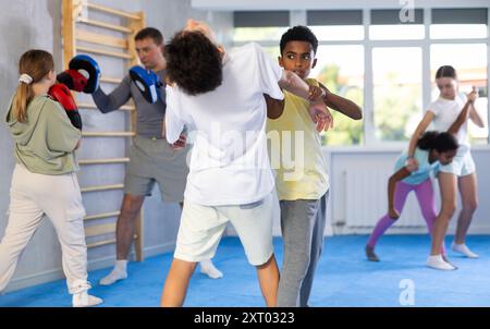 Zwei Jungs üben Selbstverteidigungstechniken Stockfoto