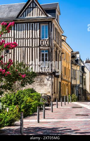 Ikonisches Fachwerkhaus mit rosa Blumen in der Stadt Rouen, Normandie, Frankreich. Stockfoto