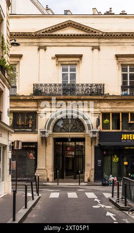 Eingang der Passage Choiseul, überdachte Passage im 2. Arrondissement, Fortsetzung der Rue de Choiseul, mit Boutiquen und Geschäften, Paris, Frankreich Stockfoto