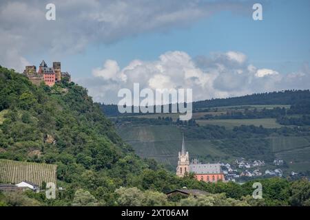 Oberwesel, Deutschland - 11. Juni 2024: Liebfrauenkirche, Kirche unserer Lieben Frau und Schloss Schönburg auf dem Hügel in Oberwesel Stockfoto