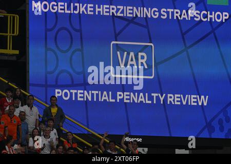 VAR in Aktion während des UEFA 2024 EUROÕs Halbfinalspiels zwischen den Niederlanden und England, BVB Stadion, Dortmund, 10. Juli 2024 mit: VAR Where: Dortmund, Deutschland Wann: 11. Juli 2024 Credit: Anthony Stanley/WENN Stockfoto