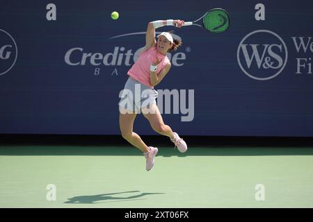 Mason, Ohio, USA. August 2024. KATY VOLYNETS (USA) schlägt 2024 einen Ball gegen den Gegner Taylor Townsend (USA) beim Cincinnati Open Tennis Turnier in Ohio. Tennisstars der ATP und WTA spielen vom 11. Bis 19. August. (Kreditbild: © Wally Nell/ZUMA Press Wire) NUR REDAKTIONELLE VERWENDUNG! Nicht für kommerzielle ZWECKE! Quelle: ZUMA Press, Inc./Alamy Live News Stockfoto