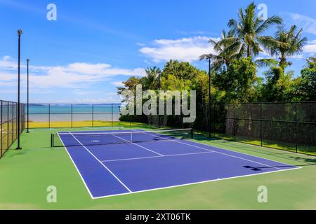 Phuket, Thailand - 14. Januar 2023: Tennisplatz im Freien in einem luxuriösen Villenhotel in Phuket, Thailand. Stockfoto