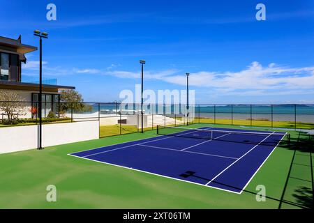 Phuket, Thailand - 14. Januar 2023: Tennisplatz im Freien in einem luxuriösen Villenhotel in Phuket, Thailand. Stockfoto