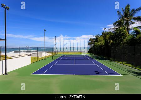 Phuket, Thailand - 14. Januar 2023: Tennisplatz im Freien in einem luxuriösen Villenhotel in Phuket, Thailand. Stockfoto