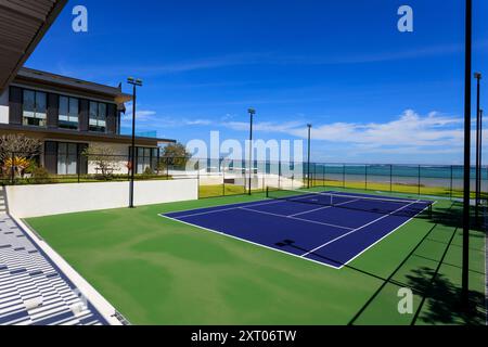 Phuket, Thailand - 14. Januar 2023: Tennisplatz im Freien in einem luxuriösen Villenhotel in Phuket, Thailand. Stockfoto