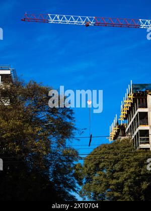 Baukran auf der Baustelle eines großen Gebäudes. Stockfoto