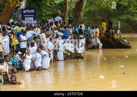 Gläubige und Anbeter der Osun-Göttin beten am Fluss während des jährlichen Osun Osogbo Festivals im Bundesstaat Osun, Nigeria, Westafrika Stockfoto