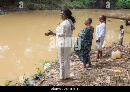 Gläubige und Anbeter der Osun-Göttin beten am Fluss während des jährlichen Osun Osogbo Festivals im Bundesstaat Osun, Nigeria, Westafrika Stockfoto